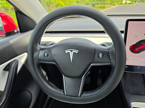 Used 2022 Tesla Model Y Long Range AWD/4WD image 32