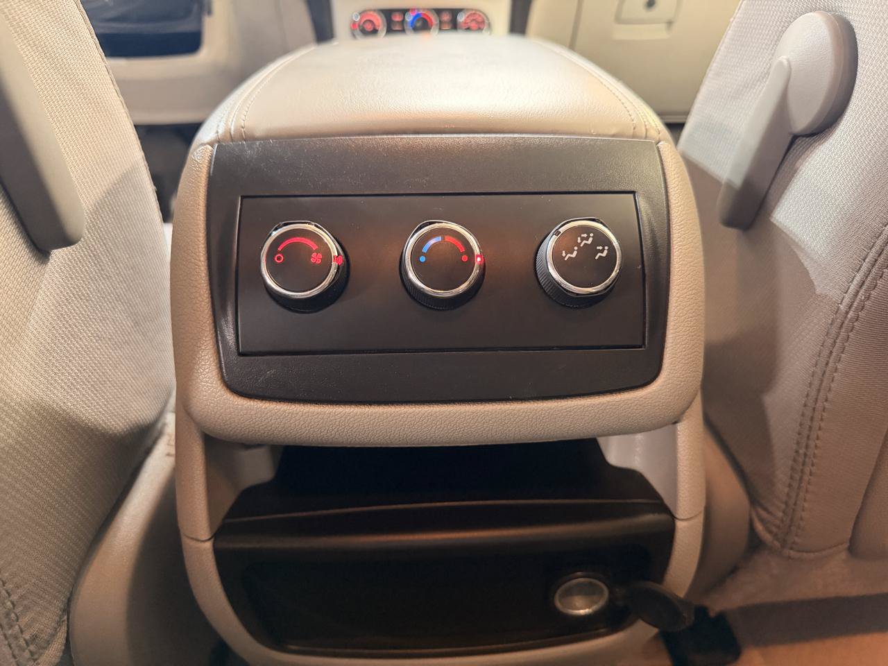 Used 2010 GMC Acadia SLE FWD image 29