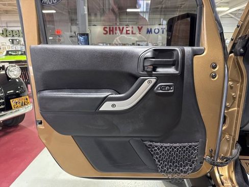 Used 2015 Jeep Wrangler Unlimited Sahara image 12