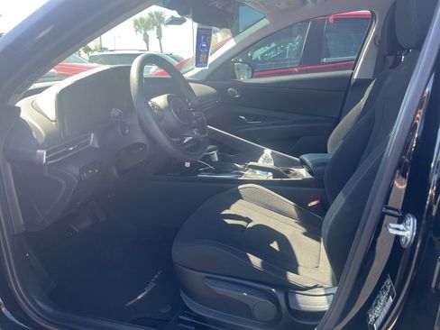 Certified 2023 Hyundai Elantra SEL w/ Preferred Accessory Package image 3