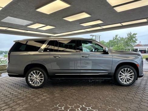 Used 2022 Cadillac Escalade ESV Premium Luxury AWD/4WD image 4
