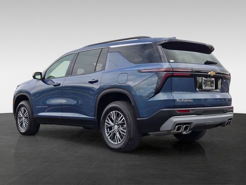 Used 2025 Chevrolet Traverse LT FWD image 7