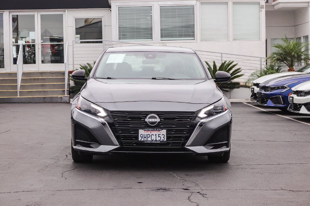 Used 2024 Nissan Altima 2.5 SV FWD image 2