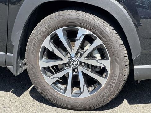 Used 2024 Toyota Corolla Cross XLE w/ Convenience Package image 5