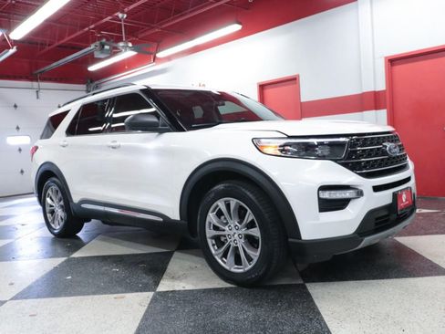 Used 2021 Ford Explorer XLT w/ Equipment Group 202A RWD image 2