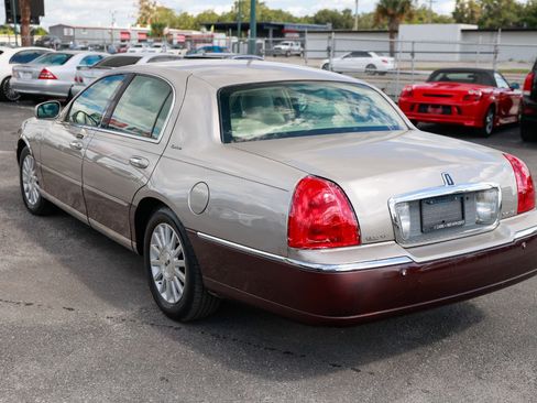 Used 2003 Lincoln Town Car Signature image 5
