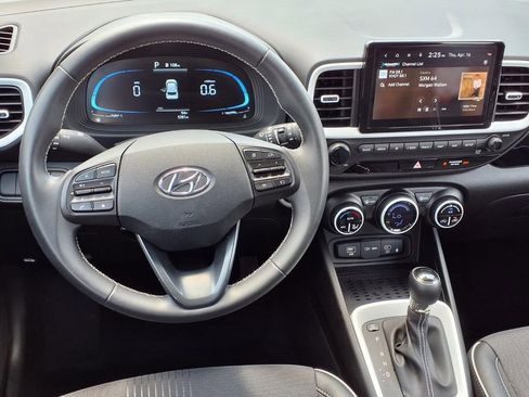 Used 2025 Hyundai Venue Limited FWD image 13