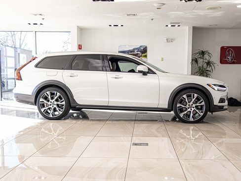 Used 2023 Volvo V90 B6 Cross Country Ultimate w/ Climate Package image 9