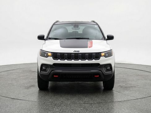 Used 2025 Jeep Compass Trailhawk AWD/4WD image 2