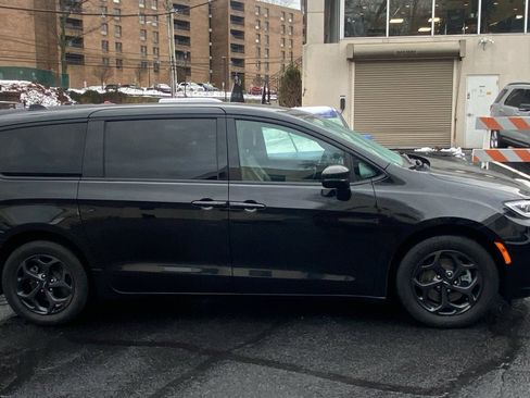 Used 2022 Chrysler Pacifica Touring-L w/ S Appearance Package image 6