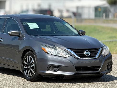 Used 2017 Nissan Altima 2.5 SL w/ Moonroof Package FWD image 15
