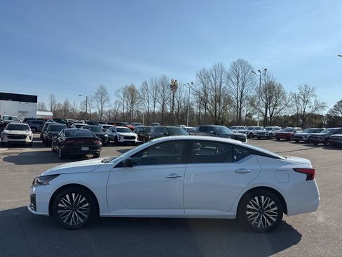 Used 2025 Nissan Altima 2.5 SV image 2