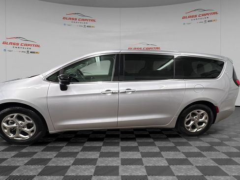 Used 2024 Chrysler Pacifica Limited FWD image 4