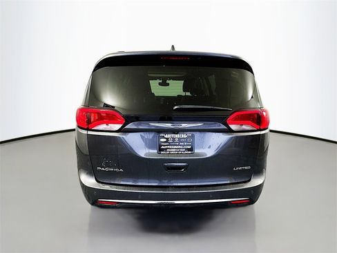 Used 2018 Chrysler Pacifica Limited image 6