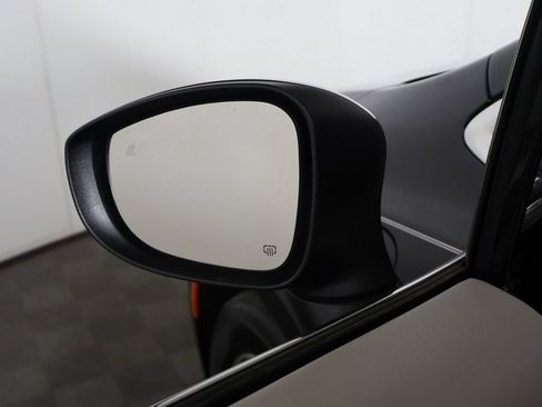 Used 2023 Chrysler Pacifica Touring-L FWD image 32