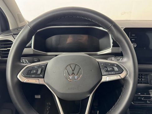 Used 2025 Volkswagen Taos SE AWD/4WD image 12