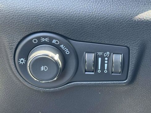 Used 2025 Jeep Compass Limited w/ Sun & Sound Group AWD/4WD image 19
