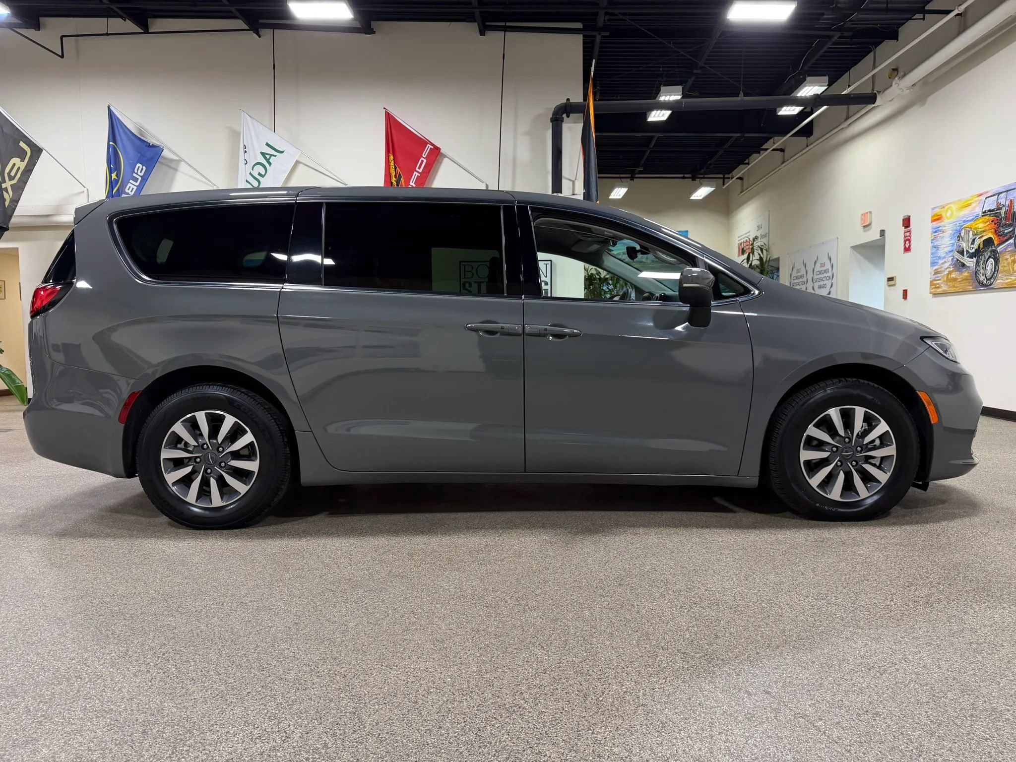 Used 2023 Chrysler Pacifica Touring-L FWD image 4
