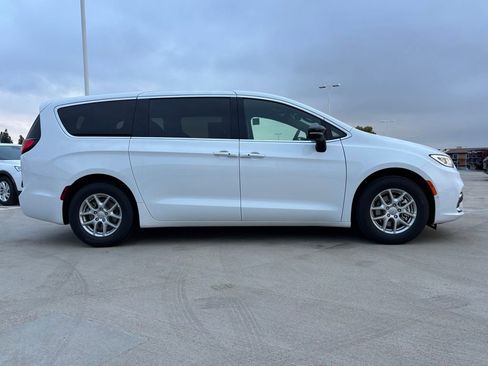 New 2026 Chrysler Pacifica Select image 2