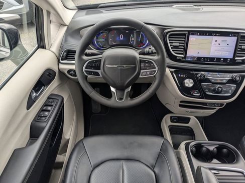 Used 2024 Chrysler Pacifica Select image 16