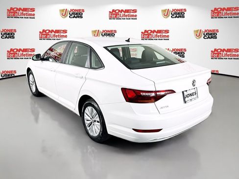 Used 2019 Volkswagen Jetta SE FWD image 2