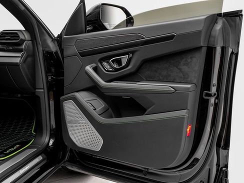 Used 2021 Lamborghini Urus image 23