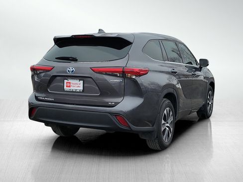 Used 2022 Toyota Highlander XLE AWD/4WD image 4