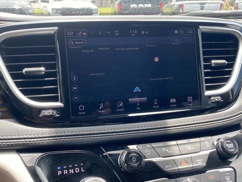Used 2024 Chrysler Pacifica Limited FWD image 29