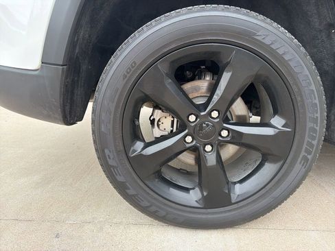Used 2023 Jeep Grand Cherokee Altitude RWD image 8