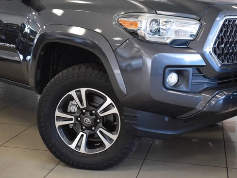 Used 2019 Toyota Tacoma TRD Sport w/ Technology Package image 4