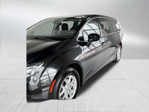 Used 2017 Chrysler Pacifica Touring FWD image 2