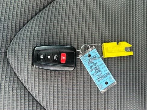 Used 2021 Toyota Highlander LE image 34