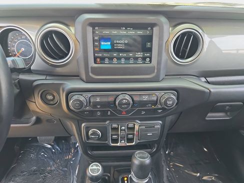 Used 2019 Jeep Wrangler Unlimited Sahara AWD/4WD image 22