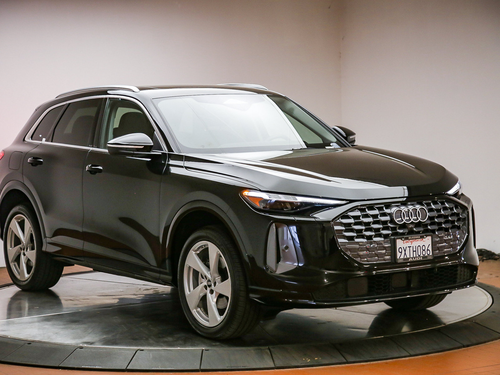 Certified 2025 Audi Q5 Premium AWD/4WD image 3