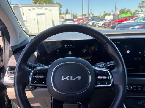 Used 2026 Kia Carnival FWD image 30