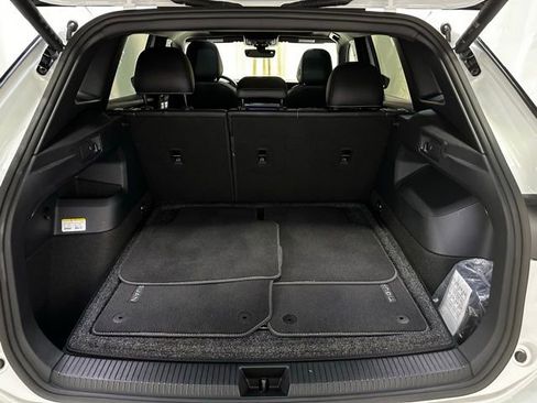 Certified 2025 Volkswagen Tiguan SE R-Line image 37