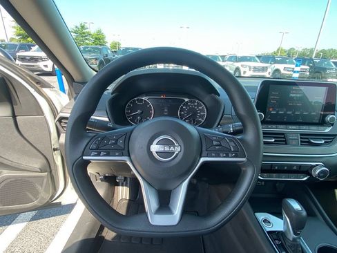 Used 2025 Nissan Altima 2.5 SV FWD image 13