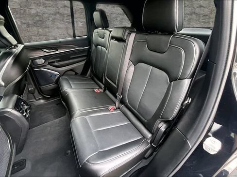 Used 2022 Jeep Grand Cherokee Overland w/ Advanced Protech Group III AWD/4WD image 21
