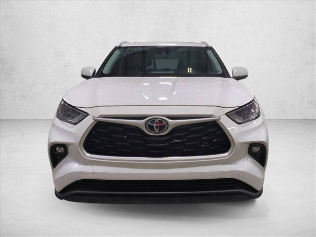 Used 2023 Toyota Highlander XLE FWD image 2