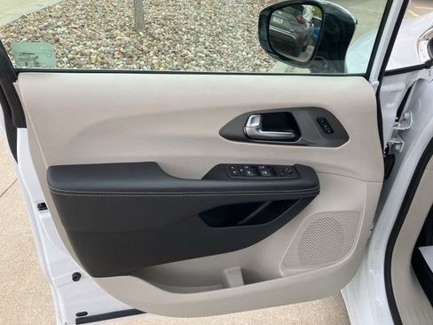 Used 2024 Chrysler Pacifica Touring-L FWD image 7