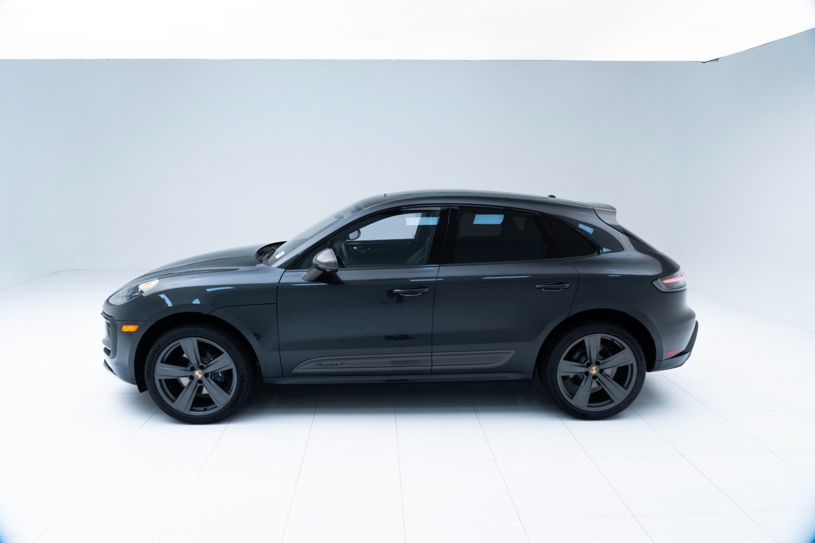 Certified 2025 Porsche Macan Turbo AWD/4WD image 2