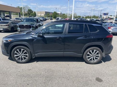 Used 2025 Toyota Corolla Cross XLE w/ Convenience Package image 6