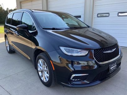 Used 2023 Chrysler Pacifica Touring-L