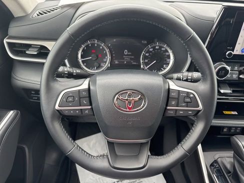 Used 2023 Toyota Highlander XLE FWD image 11