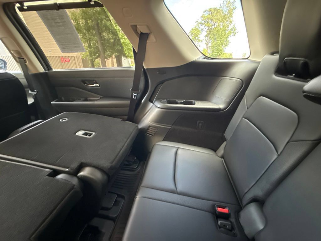 Used 2023 Nissan Pathfinder SL AWD/4WD image 39