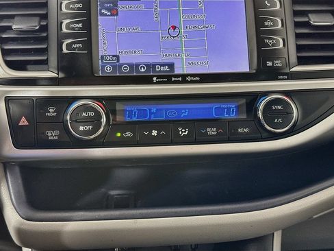 Used 2016 Toyota Highlander XLE FWD image 19