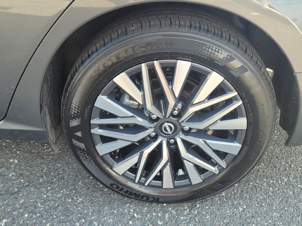Used 2025 Nissan Altima 2.5 SV AWD/4WD image 11