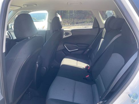 Used 2025 Kia Soul LX w/ LX Technology Package FWD image 21