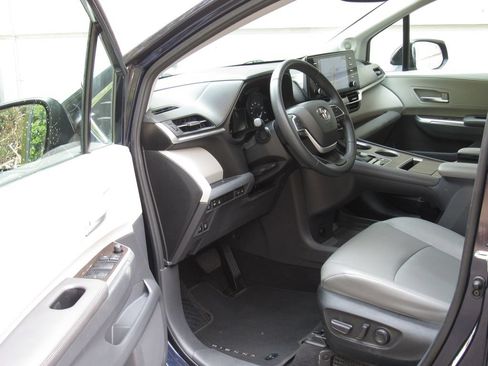 Used 2023 Toyota Sienna XLE w/ XLE Plus Package AWD/4WD image 10