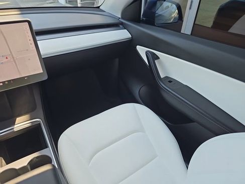 Used 2022 Tesla Model Y Long Range AWD/4WD image 14